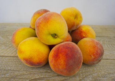 Ahşap arka planda taze şeftali