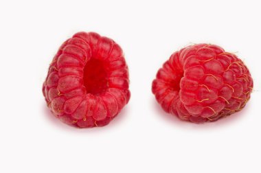 Beyaz arka planda izole edilmiş olgun ahududular.