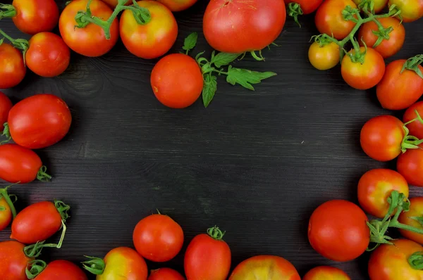 Mogna tomater på trä bakgrund — Stockfoto