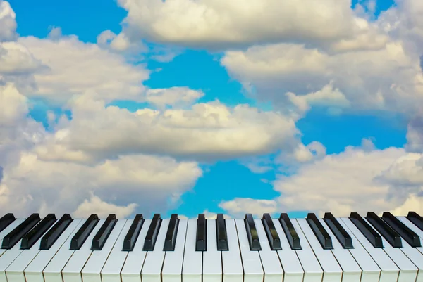 Música cielo piano teclas contra el cielo —  Fotos de Stock