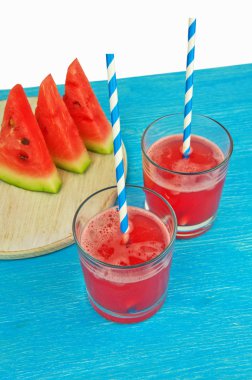 Ahşap masada bir bardak karpuz püresi. Seçici odak