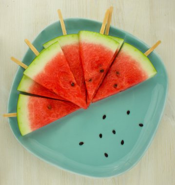 Mavi ahşap zemin üzerinde karpuz