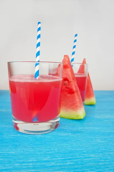 Watermeloen sap met gesneden fruit — Stockfoto