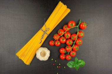 Makarna sosu malzemeler kavramı siyah arduvaz arka planda incelendi