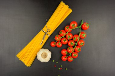 Makarna sosu malzemeler kavramı siyah arduvaz arka planda incelendi