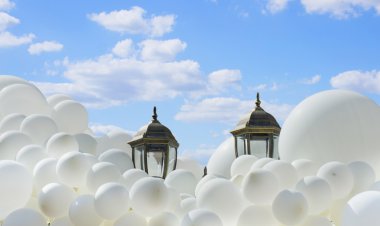 Gökyüzünde uçan balonlar