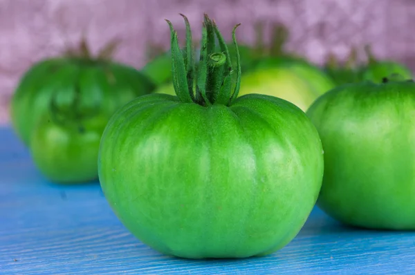 Gröna tomater på en bakgrund — Stockfoto