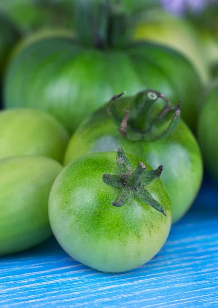 Gröna tomater på en bakgrund — Stockfoto