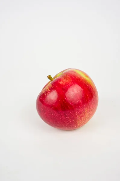 Beyaz bir arka plan üzerinde izole parlak kırmızı elma — Stok fotoğraf