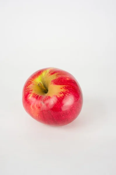 Beyaz bir arka plan üzerinde izole parlak kırmızı elma — Stok fotoğraf