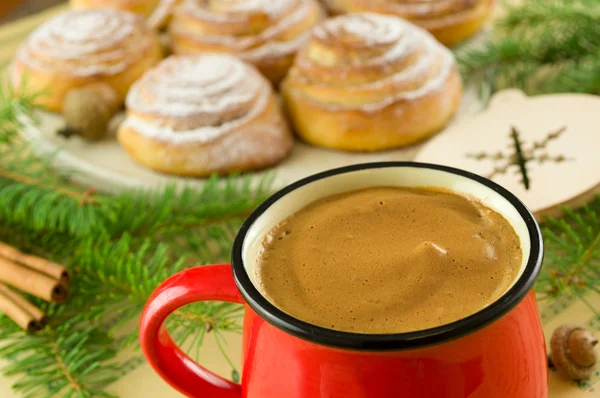 Tasse Kaffee und Zimtbrötchen — Stockfoto