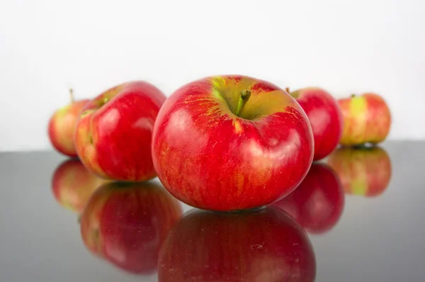 A piros alma, egy fekete fényvisszaverő háttér. — Stock Fotó