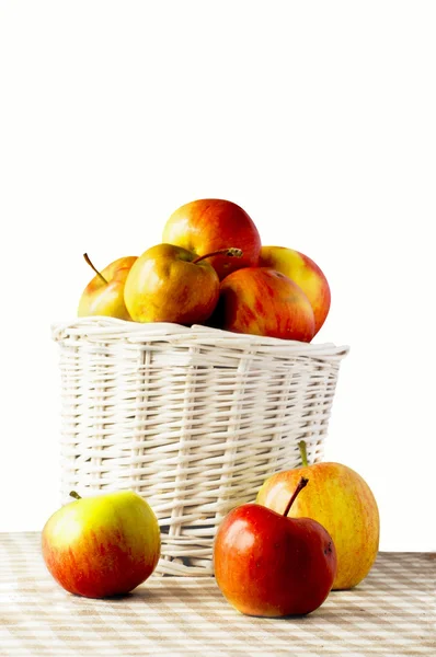 Beyaz ahşap bir sepet elma — Stok fotoğraf