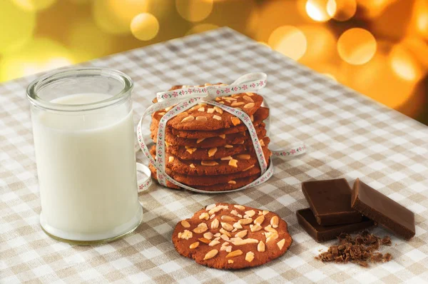 Pila di biscotti al cioccolato e bicchiere di latte — Foto Stock