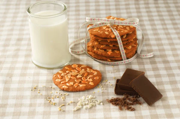 Chip cookie i szklankę mleka — Zdjęcie stockowe
