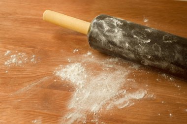 Masanın üzerine un ile mermer oklava