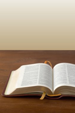Ahşap arkaplan üzerine kitap aç