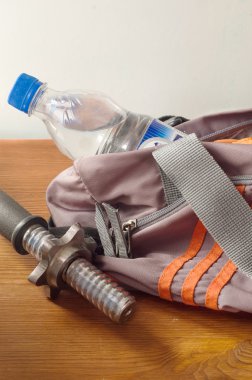 Spor aletli spor çantası.