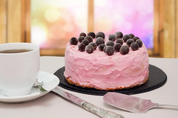 Rosa Kuchen mit schwarzen Johannisbeeren — Stockfoto