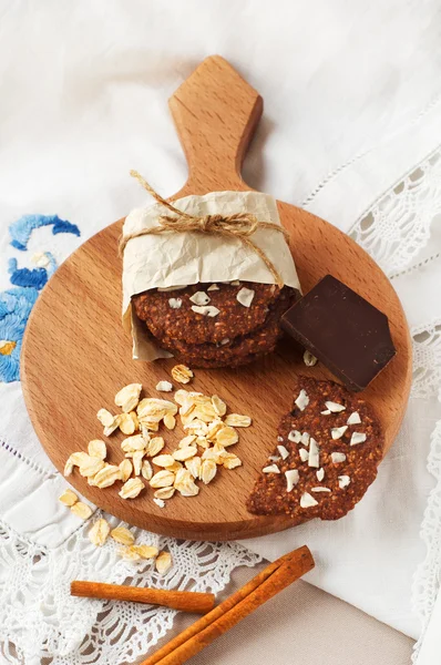 Biscuits à l'avoine, morceaux de chocolat et bâtonnets de cannelle — Photo