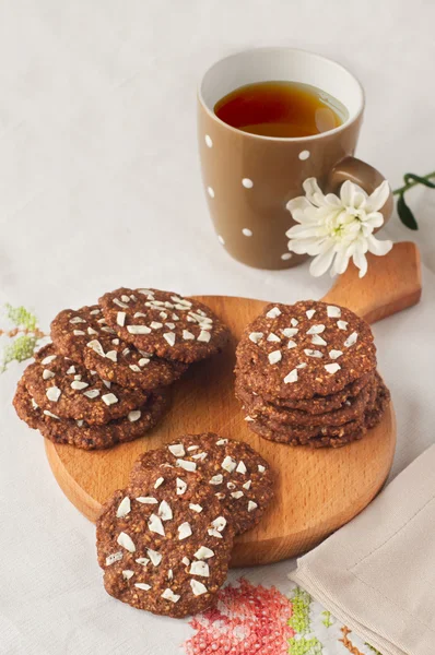 Biscuits avec thé sur la table — Photo