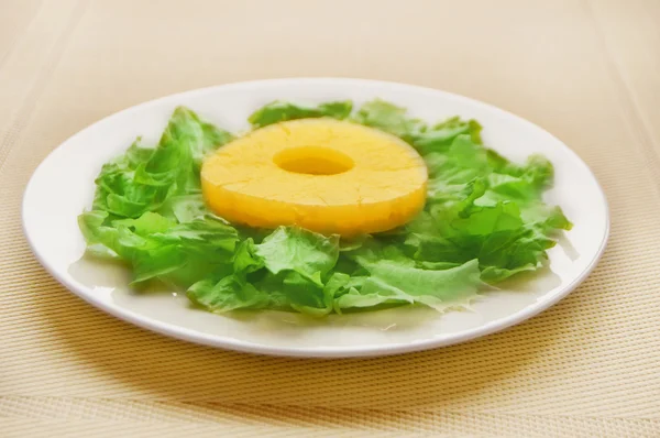 Piña con verduras en un plato blanco — Foto de Stock