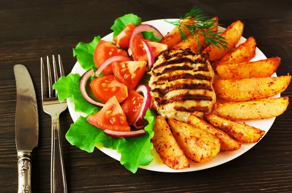 Свежий салат с помидорами и салат с мясом и картошкой — стоковое фото