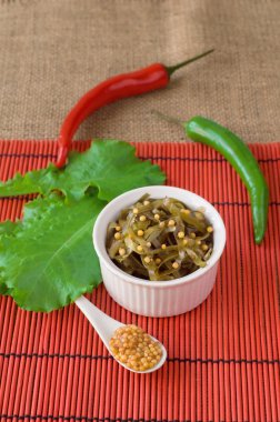 tahıl hardal ve otlar ile deniz yosunu