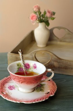 çay bir Vazoda Çiçekler bir arka plan üzerinde