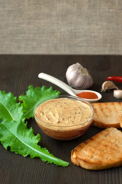 Pastetenapetiser mit Melba-Toast und kleinem Salat auf dunklem — Stockfoto