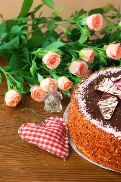 Aimer l'exposition, le gâteau sur le fond de fleurs — Photo