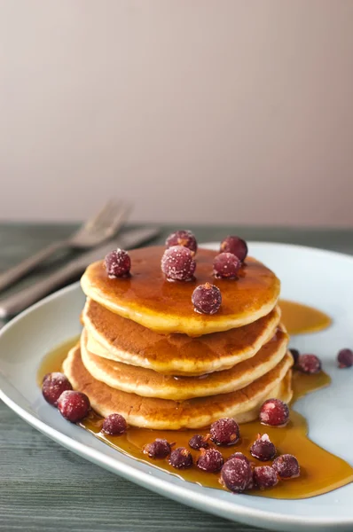 Tumpukan pancake dengan blueberry segar — Stok Foto