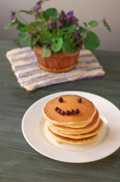 Blaubeer-Pfannkuchen mit frischen Blaubeeren — Stockfoto