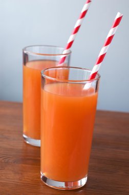 havuç suyu ve üzerinde beyaz izole havuç dilimleri