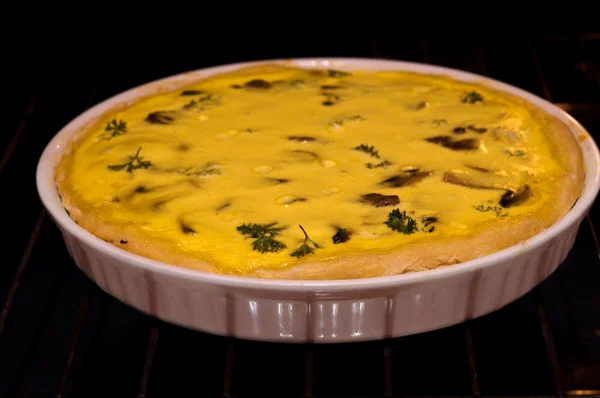Pastel con queso, champiñones y espinacas en una cocción de cerámica —  Fotos de Stock