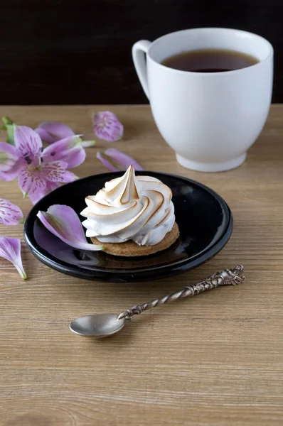 Biscoitos merengue e uma xícara de chá — Fotografia de Stock
