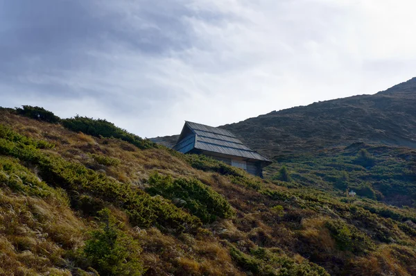 在山上的乡村小屋 — 图库照片