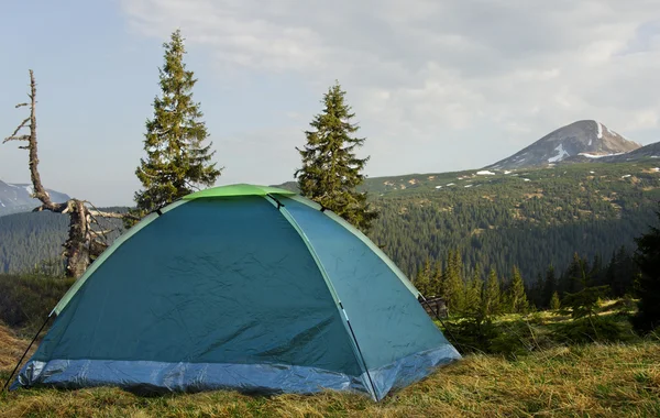 Zelten im Hochgebirge — Stockfoto