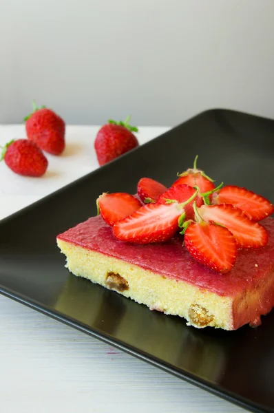 Gâteau au fromage aux fraises fraîches (Focus sélectif, Focus sur le devant — Photo
