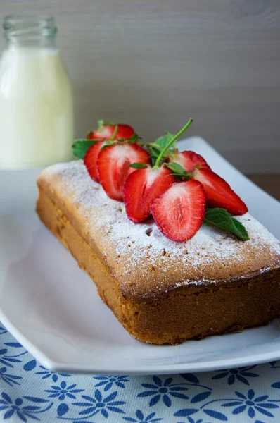 Kuchen mit Erdbeeren und Milch — Stockfoto
