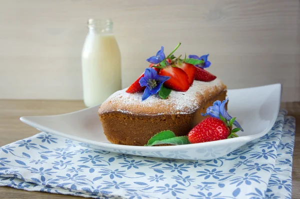 Frukt tårta med jordgubbar — Stockfoto