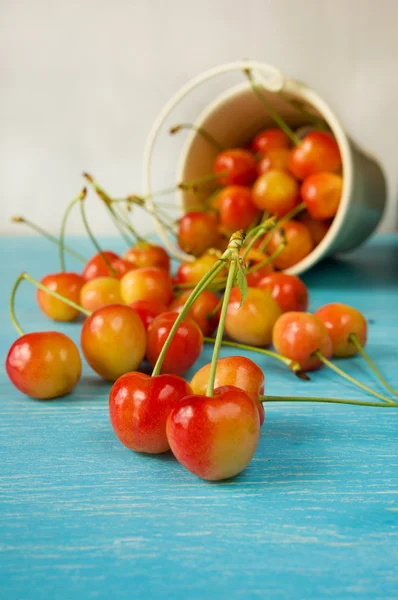 Deliciosas cerezas frescas sobre mesa de madera azul — Foto de Stock