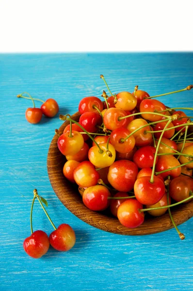 Cereza en un tazón vintage — Foto de Stock