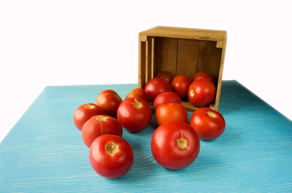 Röda färska tomater på bordet — Stockfoto