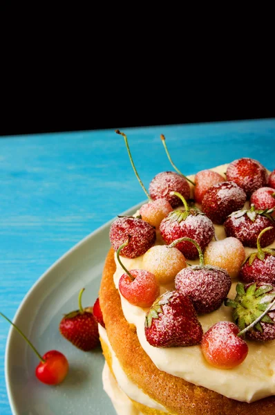 Cake with strawberries and cherries — Stock Photo, Image