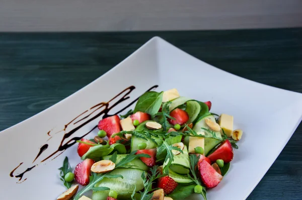 Verse gezonde groente en fruitsalade — Stockfoto