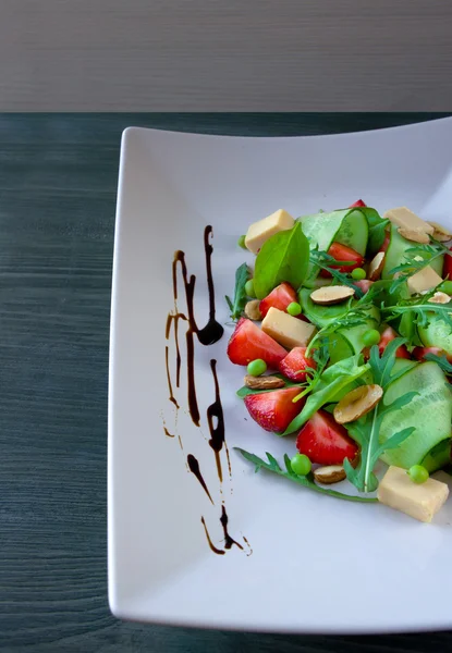 Lichte salade met Groenen en aardbeien — Stockfoto