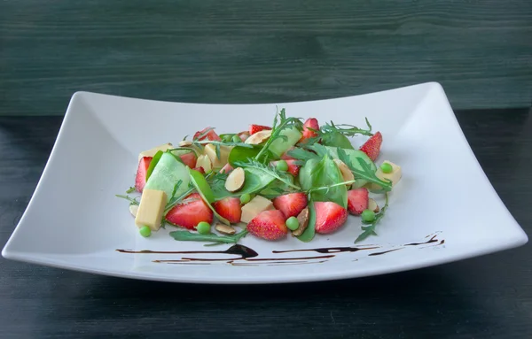 Salade met aardbei op tafel — Stockfoto