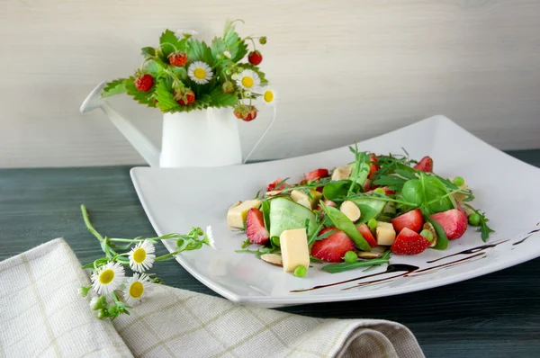 Schüssel Erdbeersalat — Stockfoto