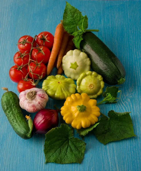 Primer plano de varias verduras crudas de colores — Foto de Stock